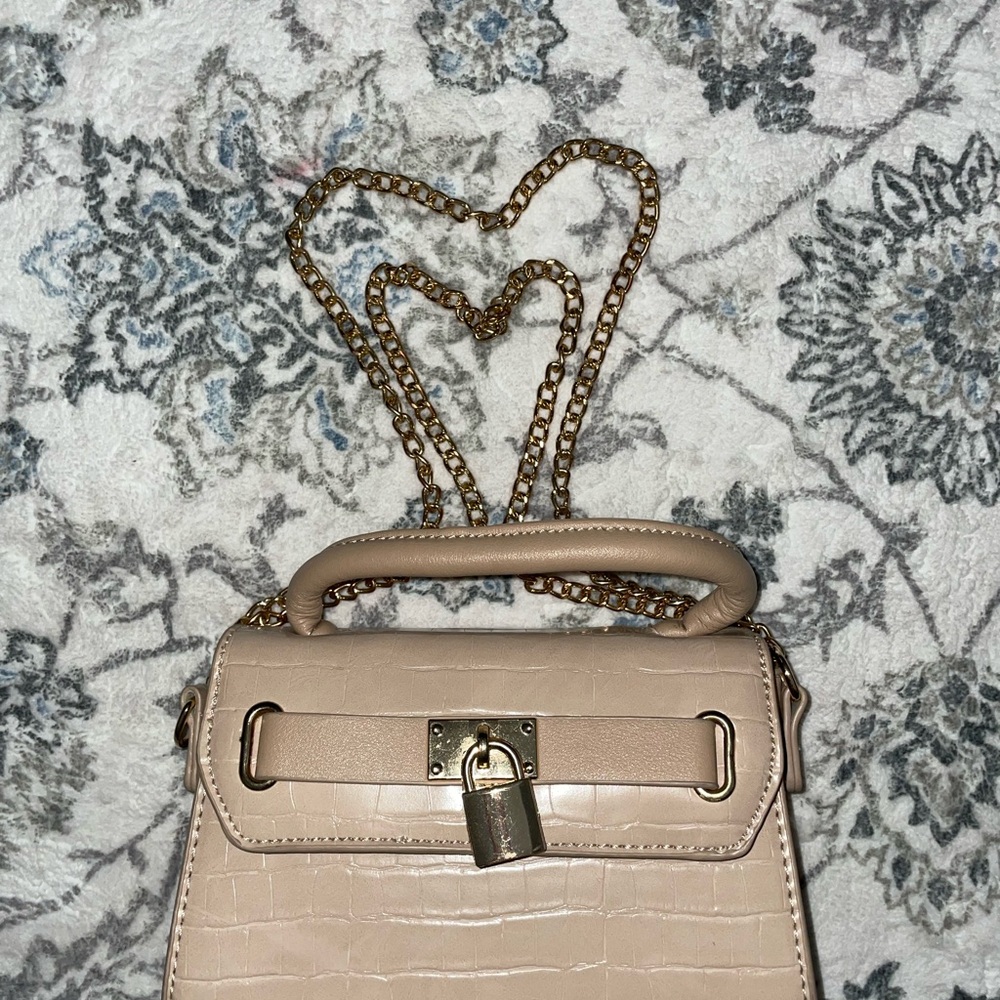 Elegant Cream Handbag with Gold Chain